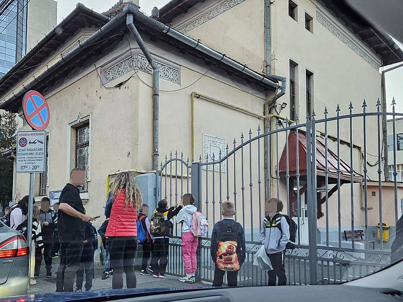 situație tensionată la școala „regina maria”. copiii sunt ținuți la poartă. părinți: „nu sunt lăsați să intre înainte de ora opt”