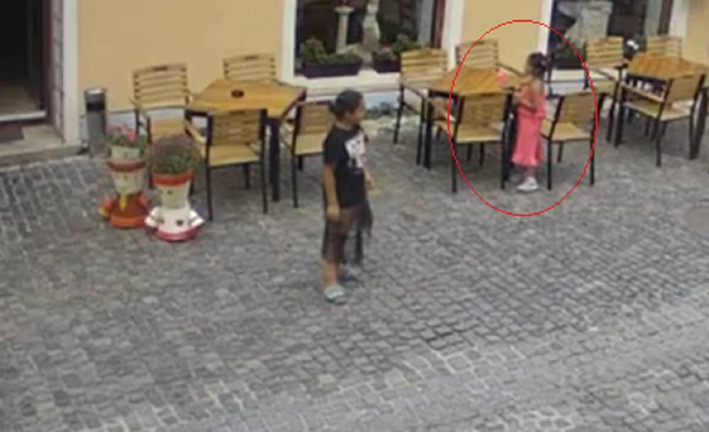 fetiță pusă la furat de mamă. a fugit cu un telefonul lăsat pe masă, la o terasă din centrul sibiului (video)