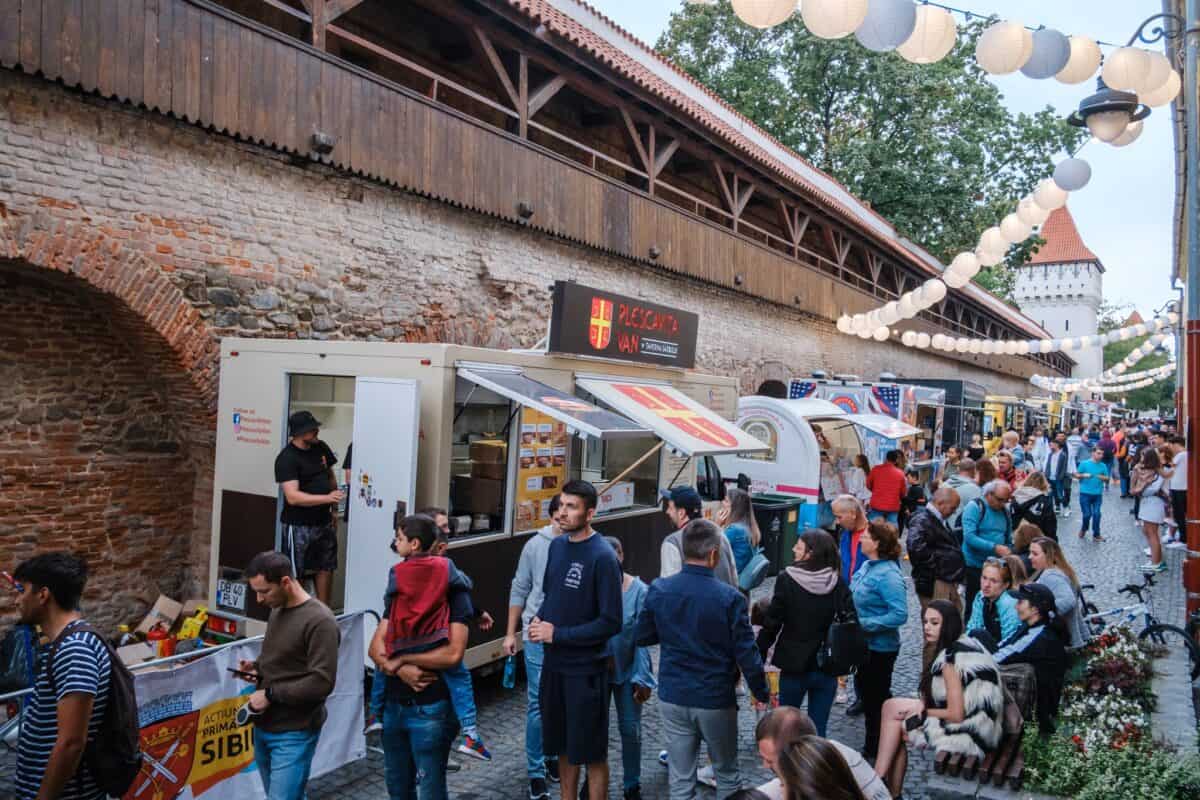 evenimentele din luna septembrie la sibiu. foodie, cel mai cunoscut street food din oraș, sibiu music fest și festivalul enescu, principalele atracții