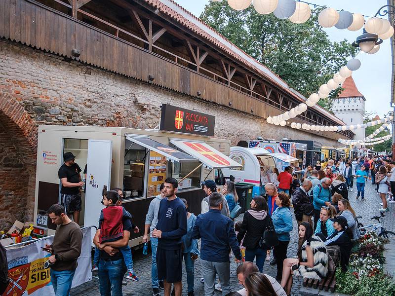 evenimentele din luna septembrie la sibiu. foodie, cel mai cunoscut street food din oraș, sibiu music fest și festivalul enescu, principalele atracții