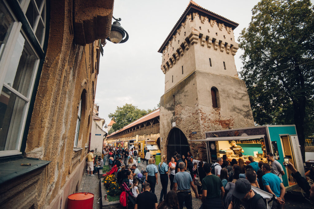 începe cel mai cunoscut festival de mâncare stradală din sibiu.  zeci de food truck-uri vă dau întâlnire la foodie, pe cea mai frumoasă stradă din oraș