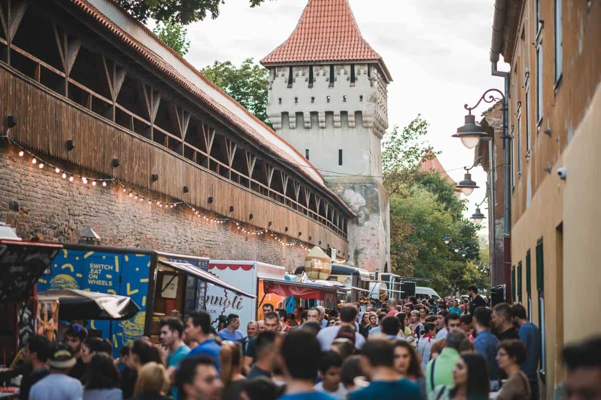 joi începe cel mai cunoscut street food festival din sibiu - zeci de food truck-uri vă dau întâlnire la ”foodie” pe strada cetății - distracție cât încape și pentru copii!