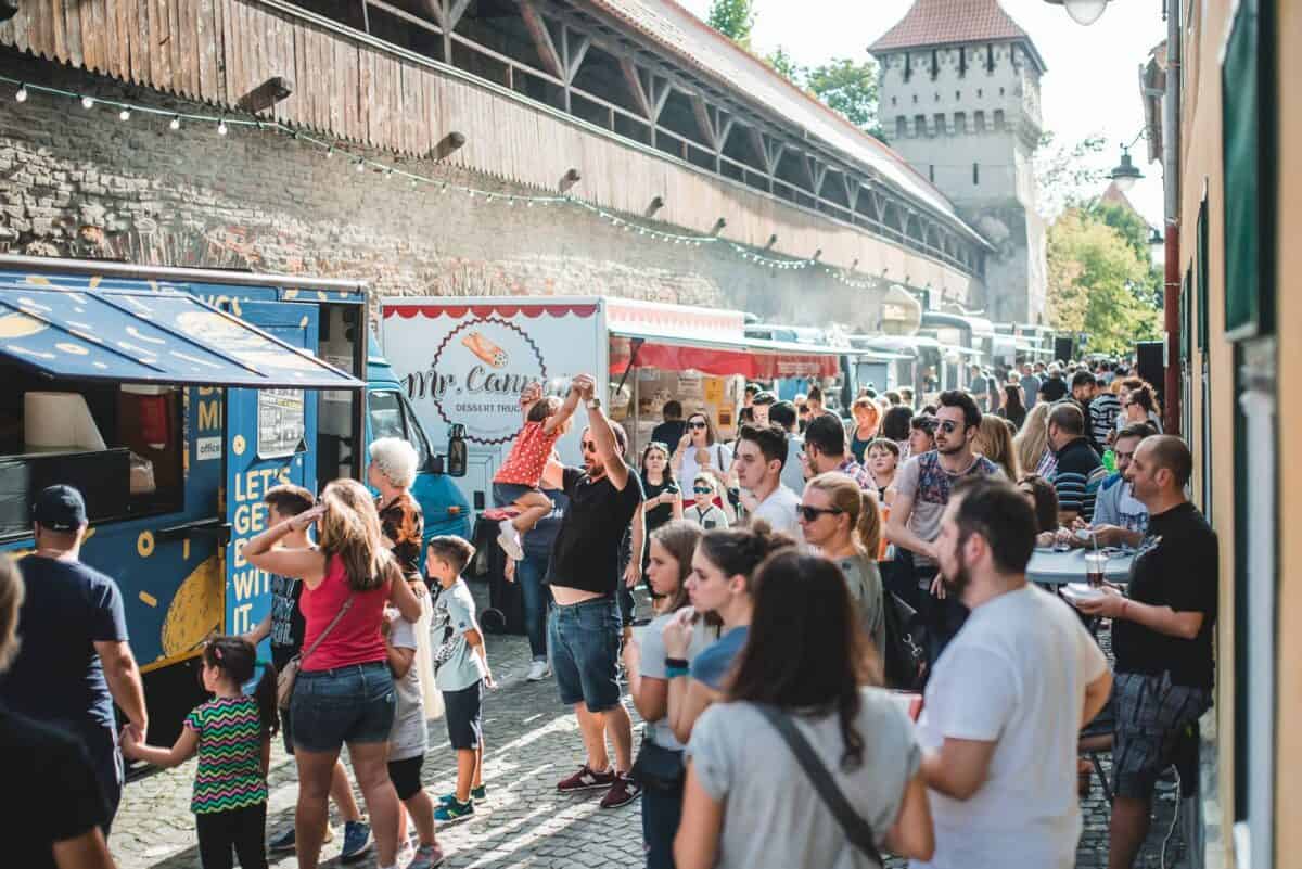 începe cel mai cunoscut festival de mâncare stradală din sibiu.  zeci de food truck-uri vă dau întâlnire la foodie, pe cea mai frumoasă stradă din oraș