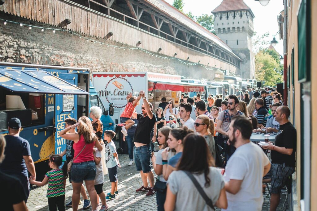 joi începe cel mai cunoscut street food festival din sibiu - zeci de food truck-uri vă dau întâlnire la ”foodie” pe strada cetății - distracție cât încape și pentru copii!