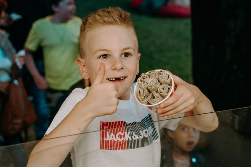 începe cel mai cunoscut festival de mâncare stradală din sibiu.  zeci de food truck-uri vă dau întâlnire la foodie, pe cea mai frumoasă stradă din oraș