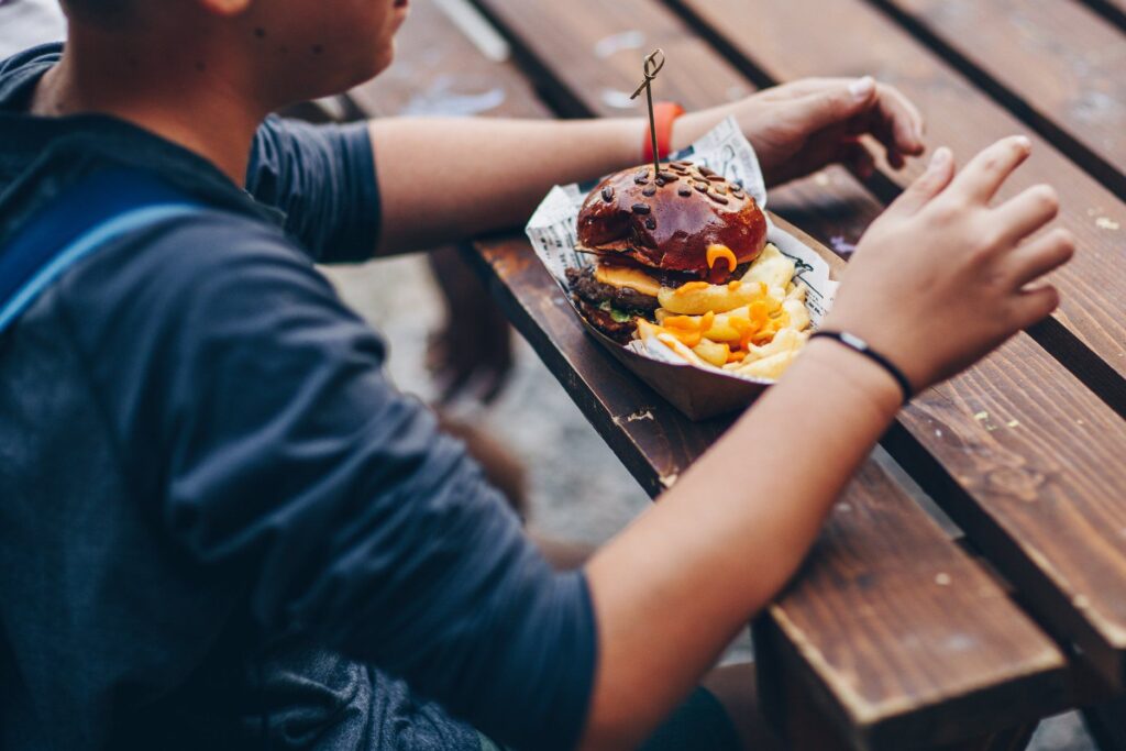 începe cel mai cunoscut festival de mâncare stradală din sibiu.  zeci de food truck-uri vă dau întâlnire la foodie, pe cea mai frumoasă stradă din oraș