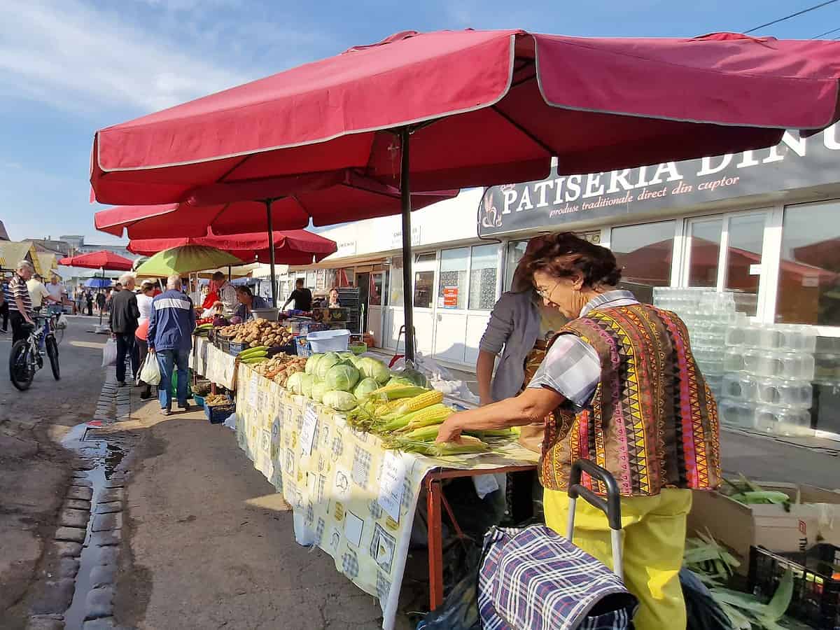 vânzătoare bătută în piața cibin de un vecin de tarabă