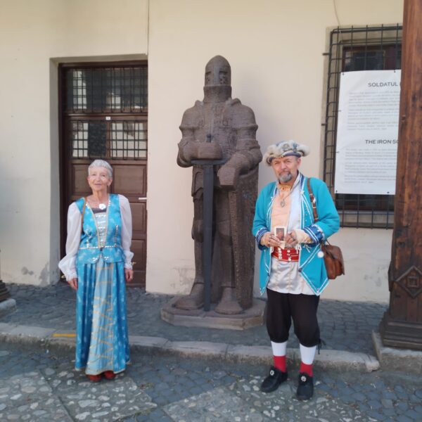 doi turişti atipici, un "conte" de sighişoara şi o "prinţesă" venită din danemarca: "sibiul este mai frumos decât braşovul" (video)