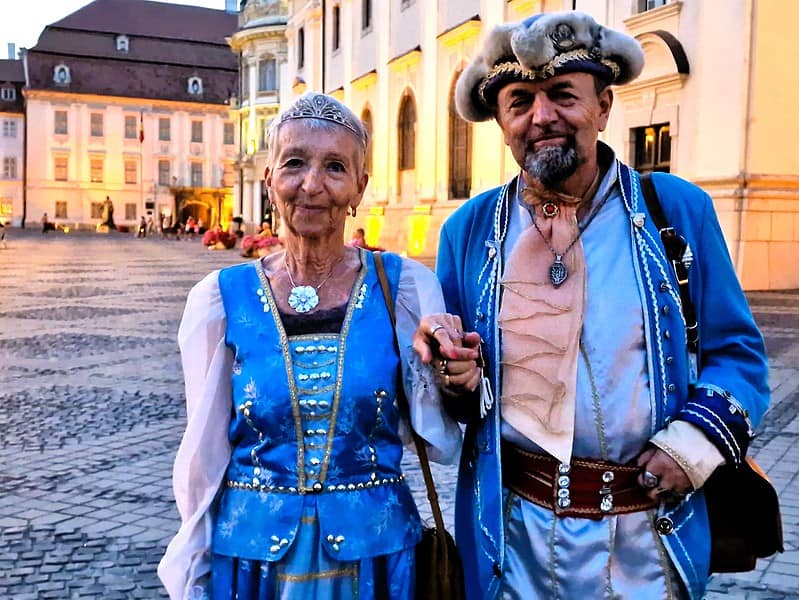 doi turişti atipici, un "conte" de sighişoara şi o "prinţesă" venită din danemarca: "sibiul este mai frumos decât braşovul" (video)