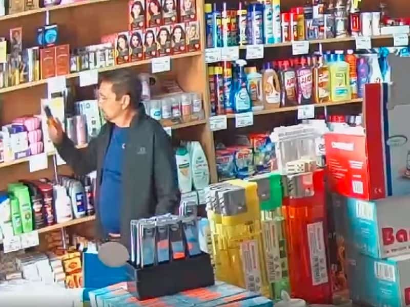 hoț filmat cum fură un parfum dintr-un magazin la sibiu. „l-a mirosit, i-a plăcut, l-a băgat în buzunar”