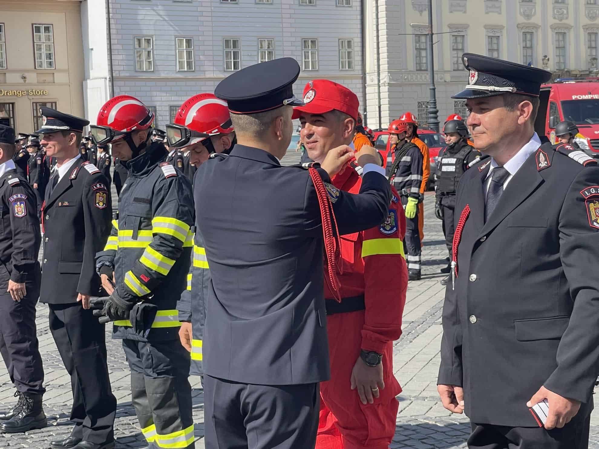 pompierul anului la sibiu, premiat în cadru festiv în piața mare. intervențiile sale eroice au salvat vieți (video)