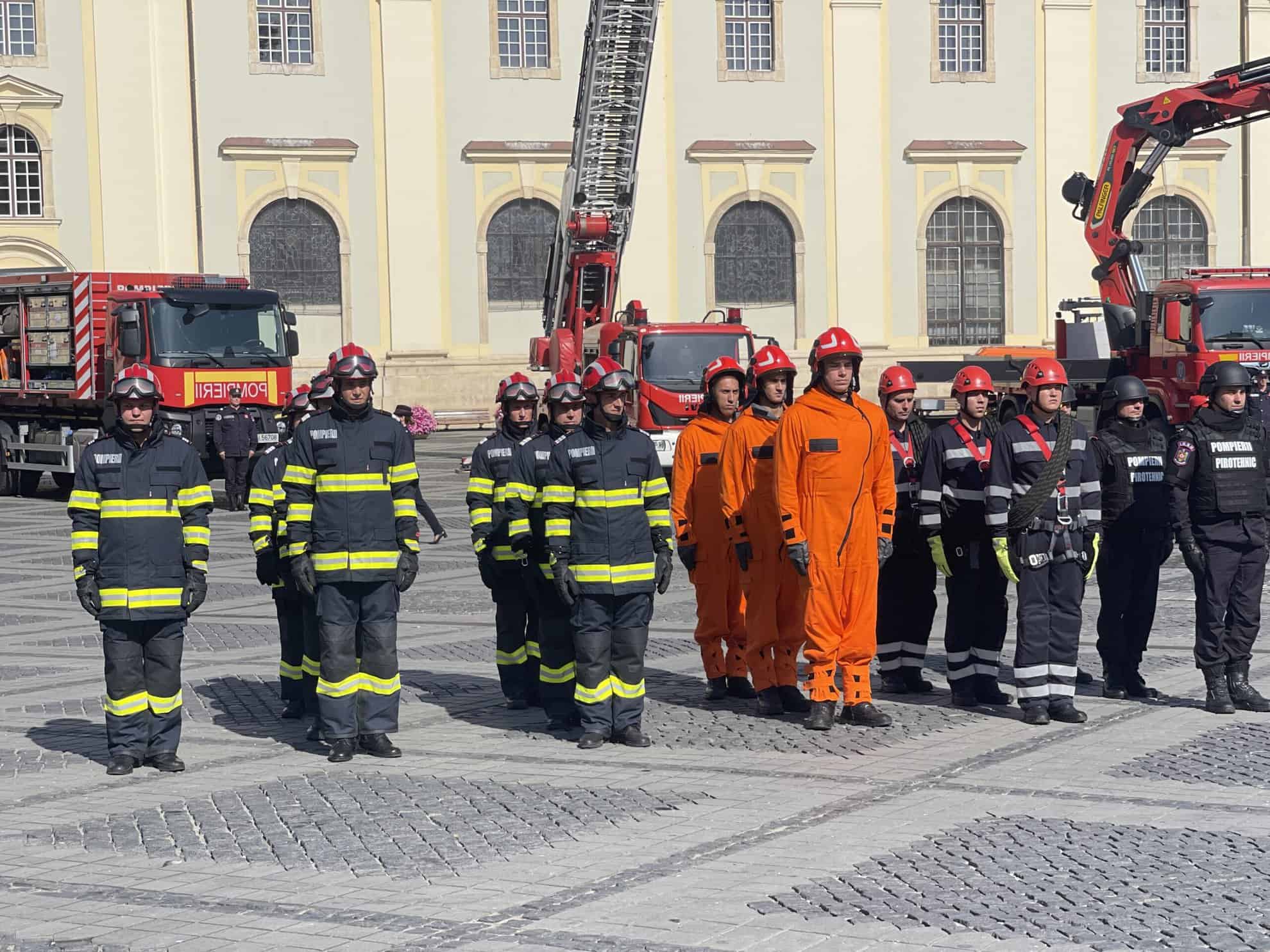 pompierul anului la sibiu, premiat în cadru festiv în piața mare. intervențiile sale eroice au salvat vieți (video)