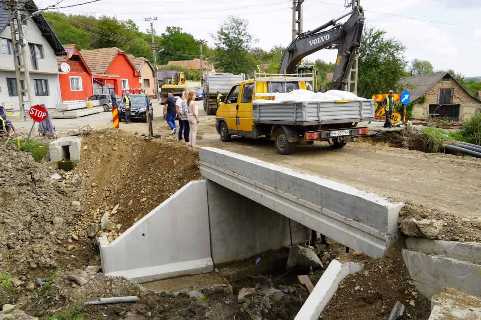 lucrările de pe drumul șura mică - micăsasa, în grafic. drumarii toarnă asfalt în loamneș (foto)