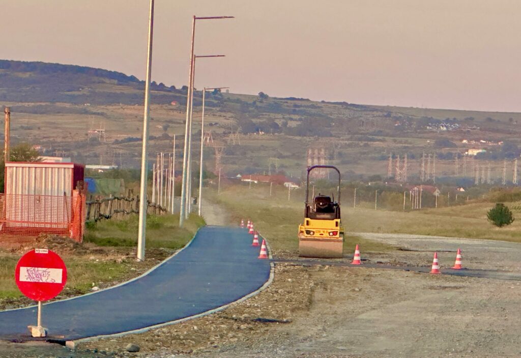 liber la pedalat pe pista de biciclete dintre șelimbăr și pădurea șopa. a fost asfaltată complet! (foto, video)