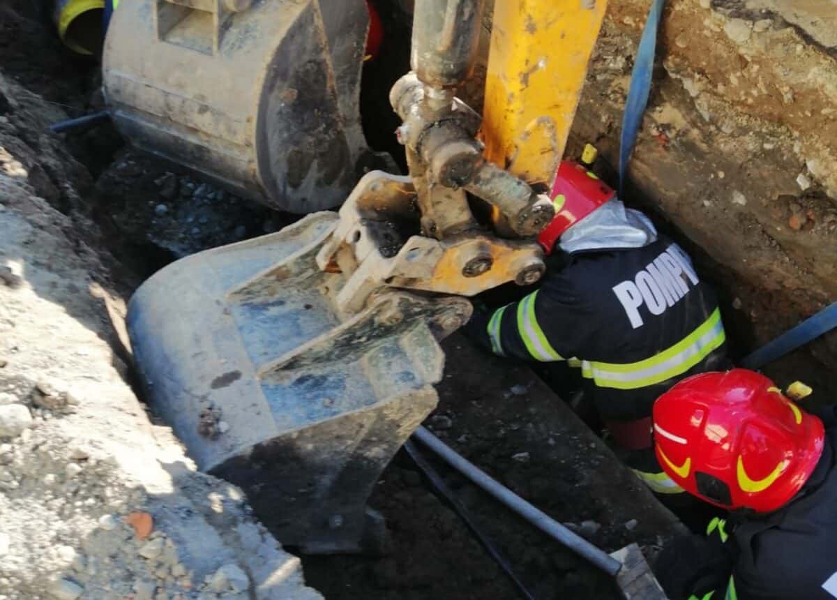 bărbat prins sub pământ în timpul unei lucrări la canalizare, în ațel (foto)