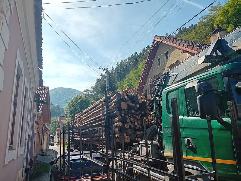 scandal între locuitorii din sibiel și șoferii camioanelor cu lemne. șeful ocolului silvic valea frumoasei: „parchează ostentativ” (foto, video)