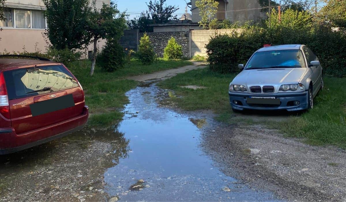 Țeavă de apă spartă, pe strada Lungă. Zona a fost inundată