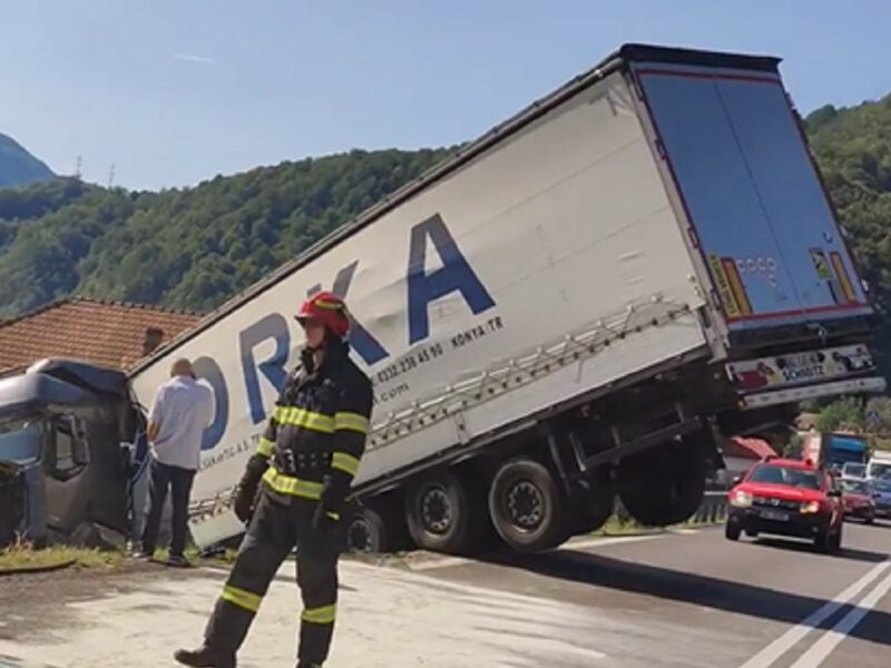 un șofer turc a intrat cu tir-ul într-un cap de pod pe valea oltului(video)