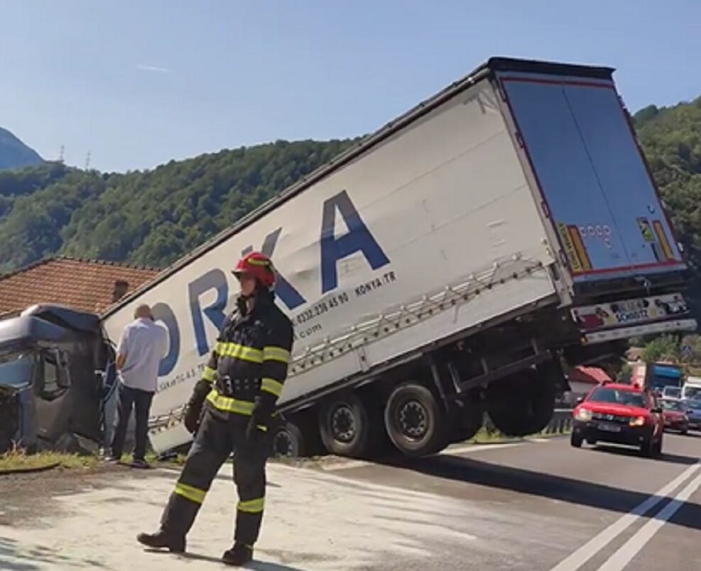 un șofer turc a intrat cu tir-ul într-un cap de pod pe valea oltului(video)