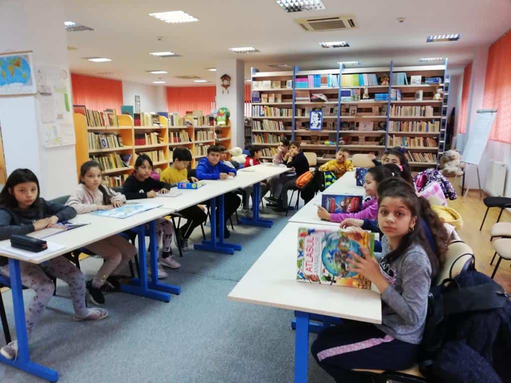 elevii din mediaș au vizitat primăria, biblioteca și muzeul în ”școala altfel” (foto)