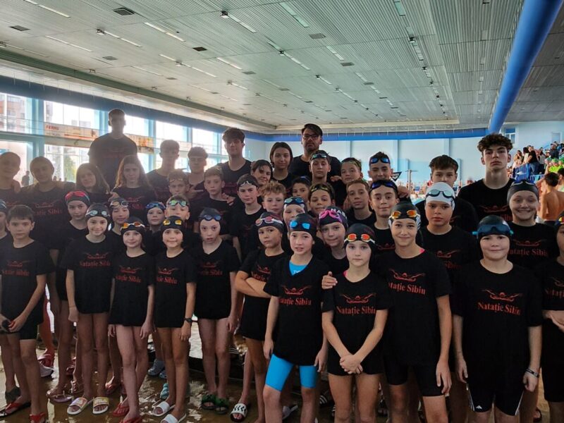 peste cincizeci de medalii pentru înotătorii de la css sibiu la un concurs internațional. antrenorul bogdan rău: ”vom lua medalii și la naționale”