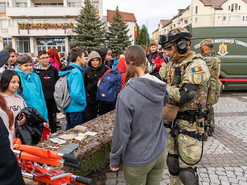 sute de elevi din mediaș au participat la „ziua armatei româniei în școli“ (foto, video)