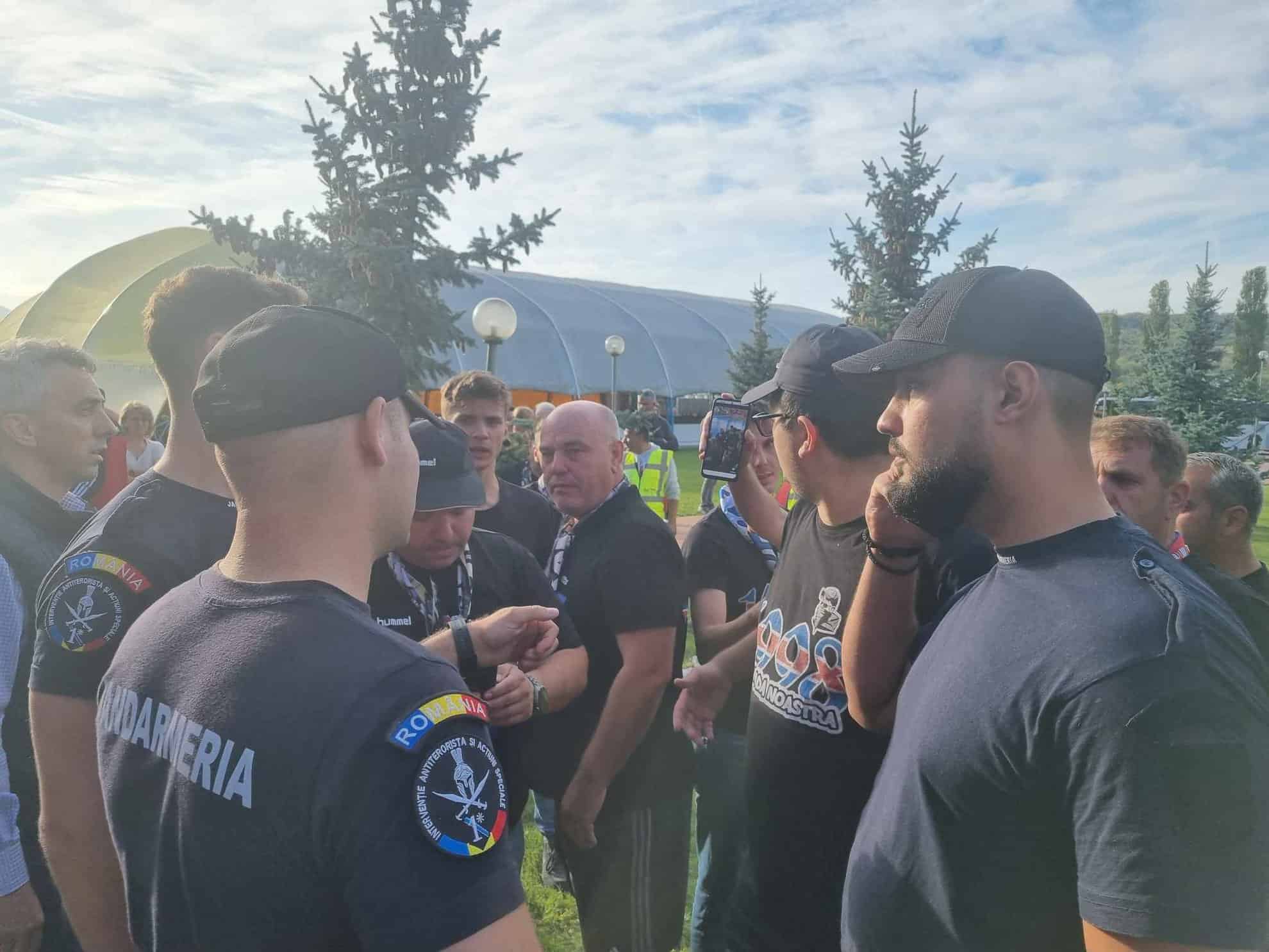 exces de zel al jandarmeriei sibiu - au dat cu spray lacrimogen în fanii celor de la scm rm. vâlcea la finalul meciului de la cisnădie (video foto)