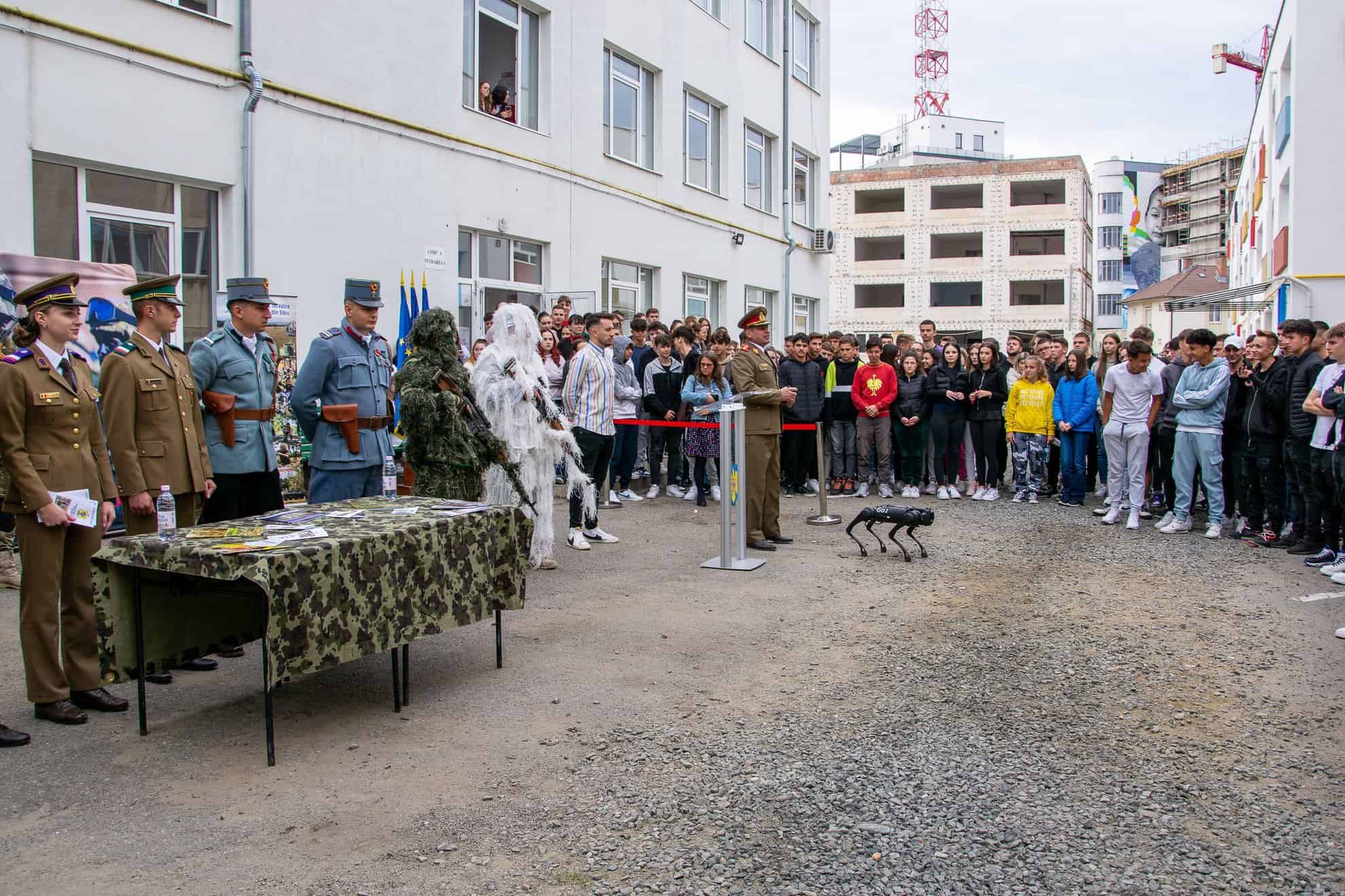 ziua armatei româniei la colegiul economic din sibiu. elevii au avut parte și de un concert de muzică militară (foto)