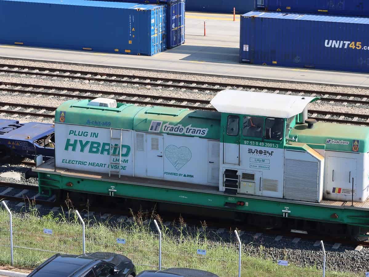 Prima locomotivă hibrid sută la sută fabricată în România. Tractează trenuri de peste 600 de metri (video)