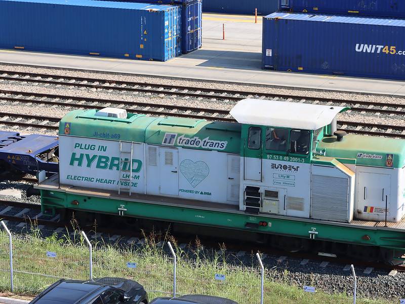 prima locomotivă hibrid sută la sută fabricată în românia. tractează trenuri de peste 600 de metri (video)