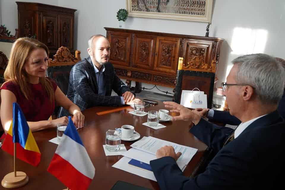 ambasadorul franței în românia, nicolas warnery, în vizită la consiliul județean sibiu (foto)