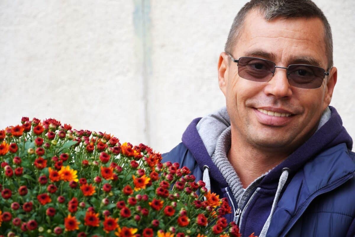 povestea frapanta a unui florar din sibiu. florin: “florile mi-au salvat viața” (foto)