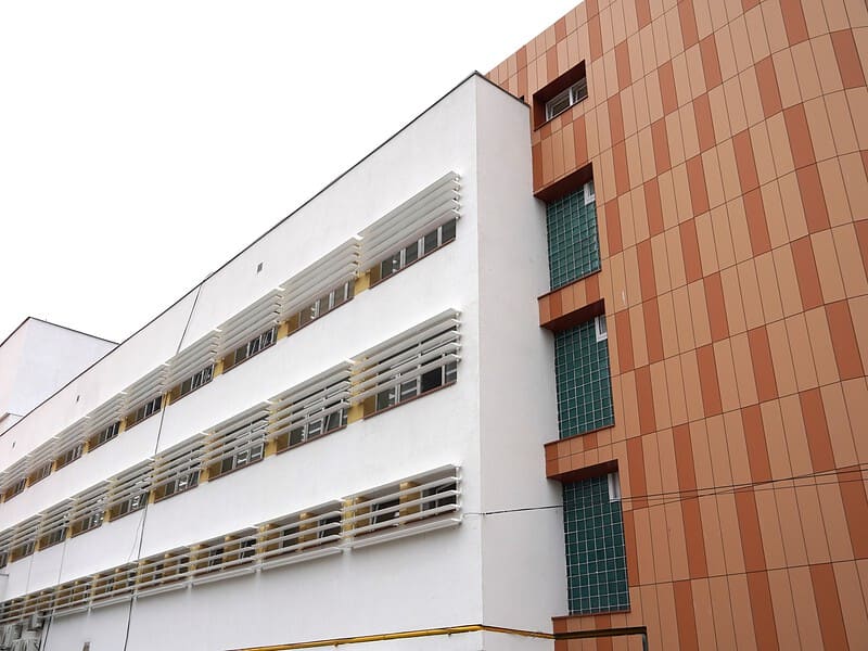 pacienții spitalului județean sibiu sunt protejați de caniculă. peste 500 de aparate de climatizare răcoresc pavilioanele