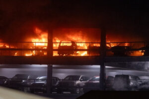 incendiu de proporții pe aeroportul luton din londra. toate zborurile au fost suspendate (video)