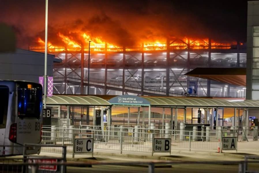 incendiu de proporții pe aeroportul luton din londra. toate zborurile au fost suspendate (video)