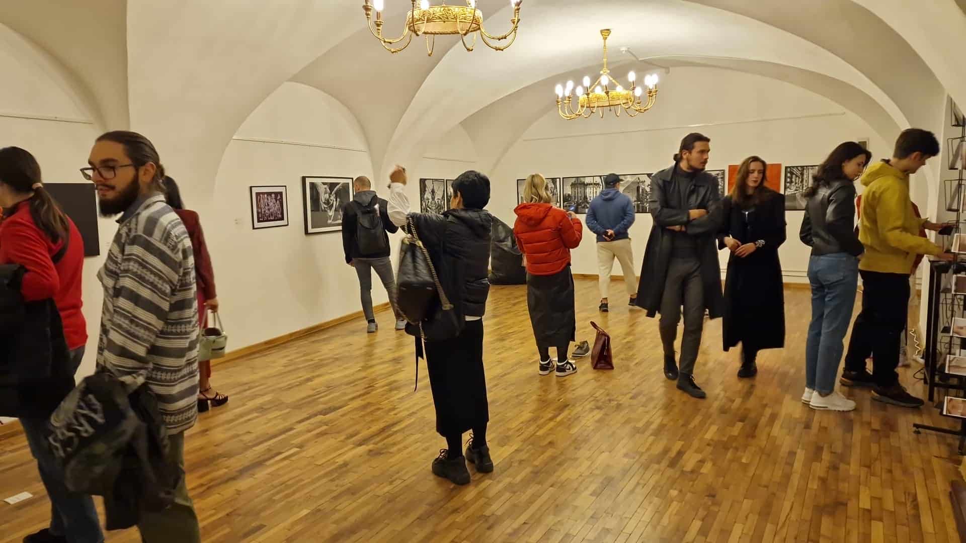 mii de vizitatori la festivalul internațional de artă contemporană la muzeul brukenthal (video)