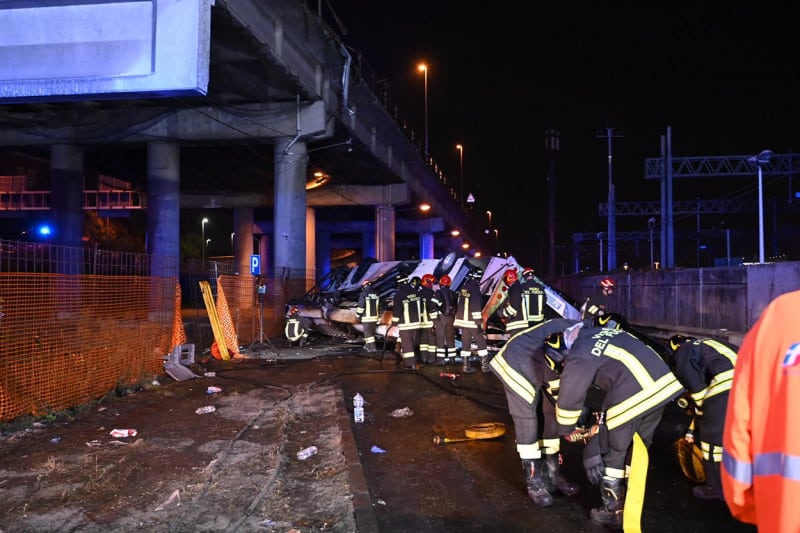 tragedie în veneția: 21 de morți și zeci de răniți după ce un autobuz s-a prăbușit de pe un pod (foto)