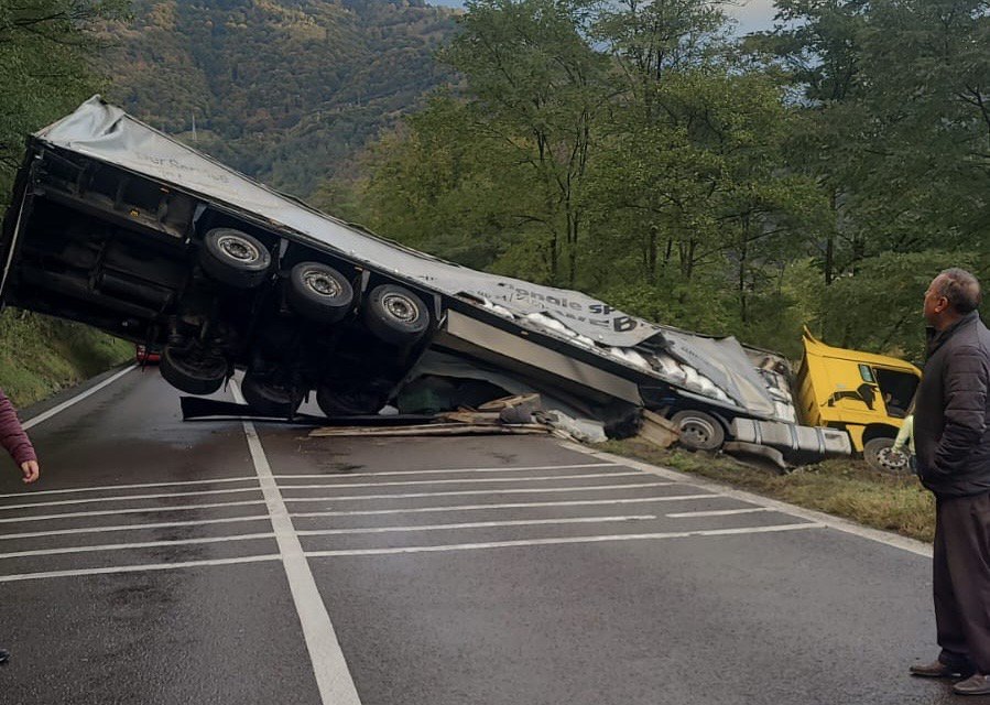 Accident pe DN 7 la Câineni. TIR răsturnat pe drum