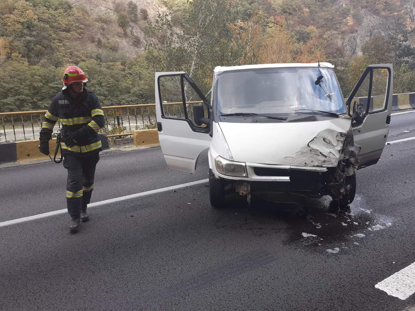 accident grav pe valea oltului la călimănești. două tir-uri și un microbuz implicate
