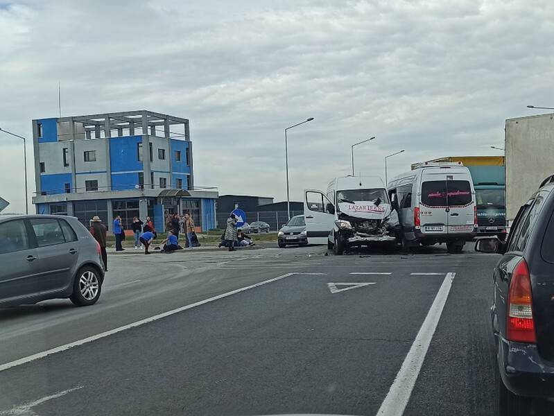 accident cu două microbuze pe strada salzburg în sibiu. drumul hoților, blocat (update)