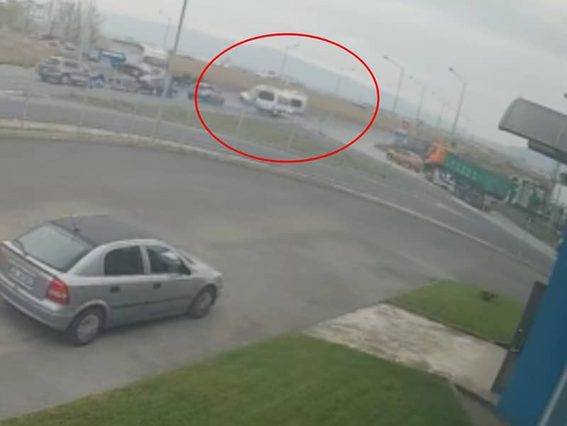 imagini cu momentul impactului dintre două microbuze în „intersecția morții” din sibiu. 19 oameni au ajuns la spital (video)