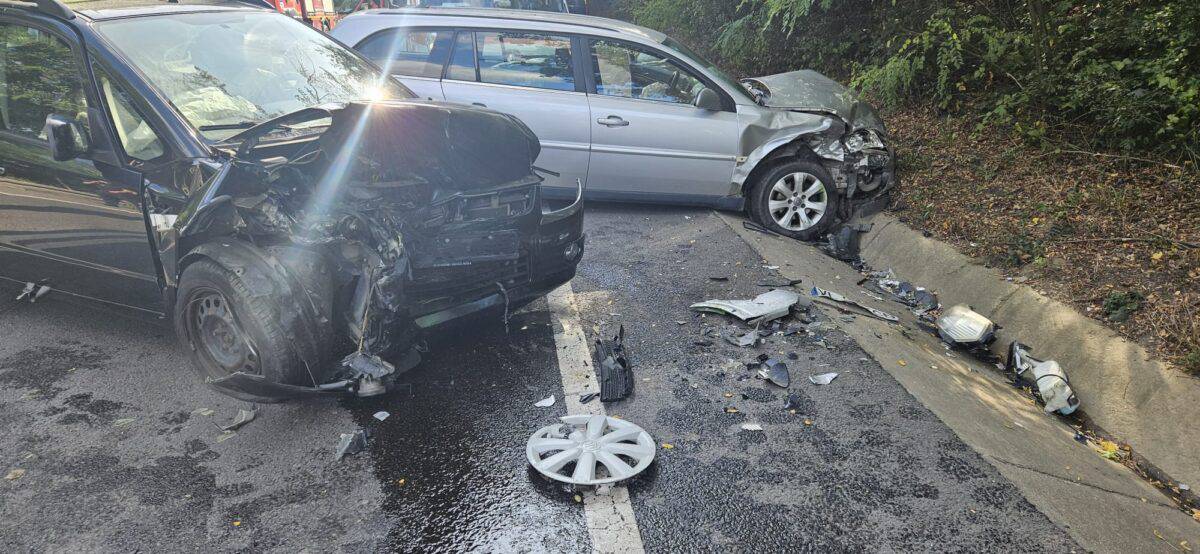 accident cu doi răniți produs din cauza unui șofer neatent, între șura mare și slimnic (foto)
