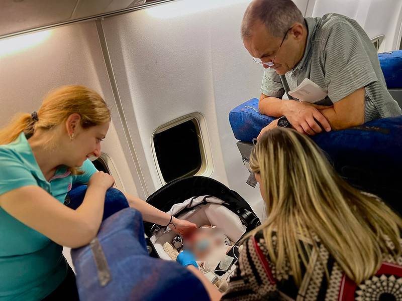 bebeluș din sibiu cu o malformație cardiacă severă, dus cu avionul la o clinică din milano 