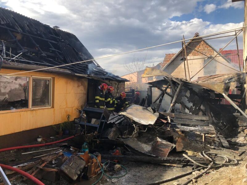 incendiu la avrig. șură și acoperișul unei case, distruse de flăcări (foto)