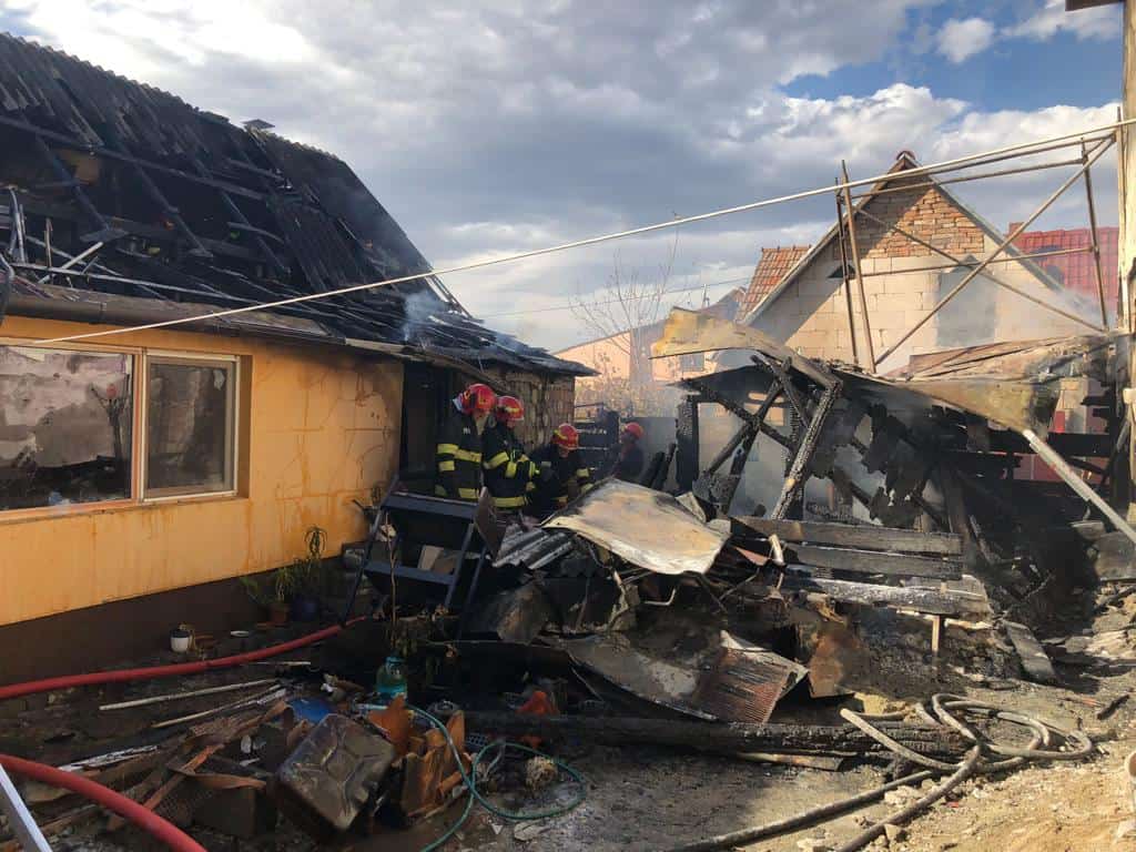 Incendiu la Avrig. Șură și acoperișul unei case, distruse de flăcări (foto)