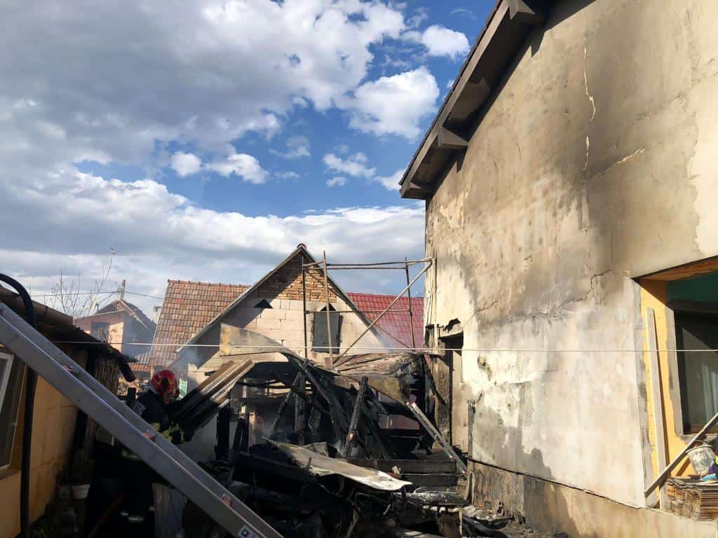 Incendiu la Avrig. Șură și acoperișul unei case, distruse de flăcări (foto)