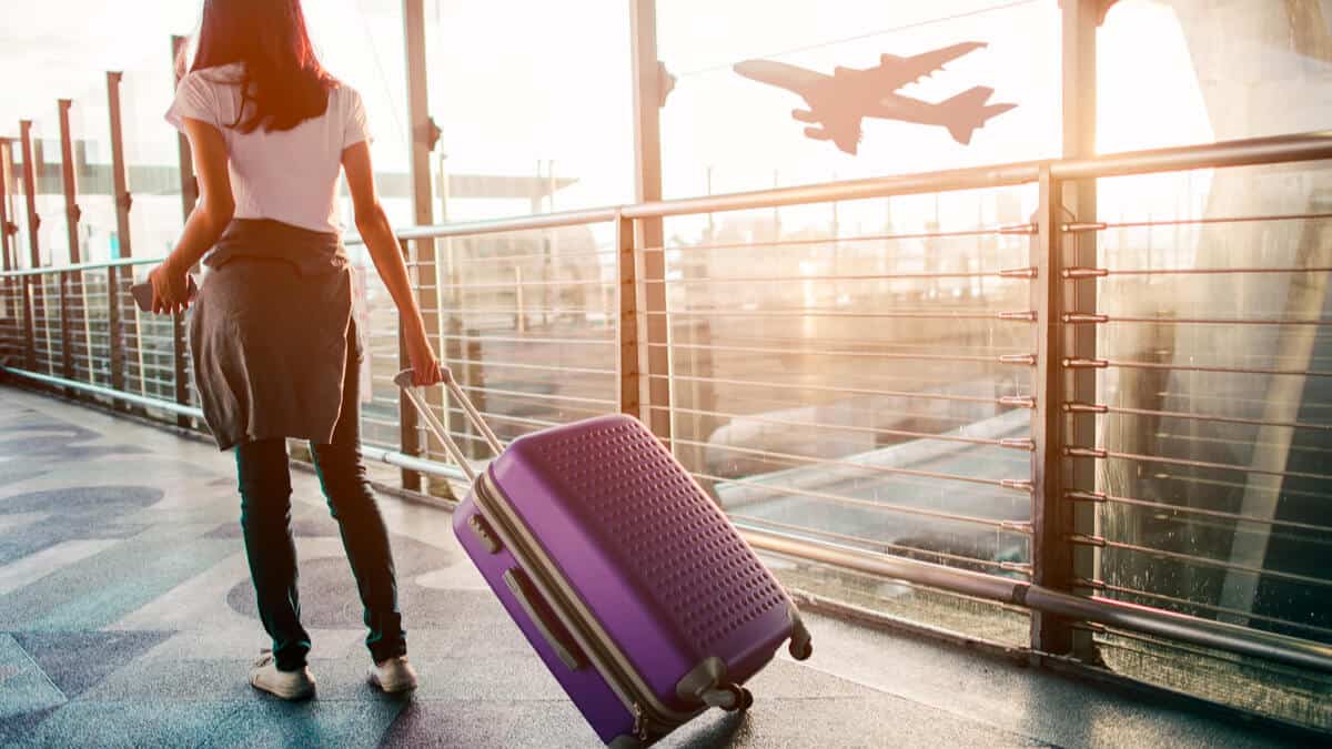 parlamentul european propune interzicerea taxării bagajelor de mână și pe locurile din avion