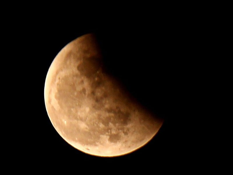 eclipsă parțială de lună vizibilă din românia în noaptea de sâmbătă spre duminică