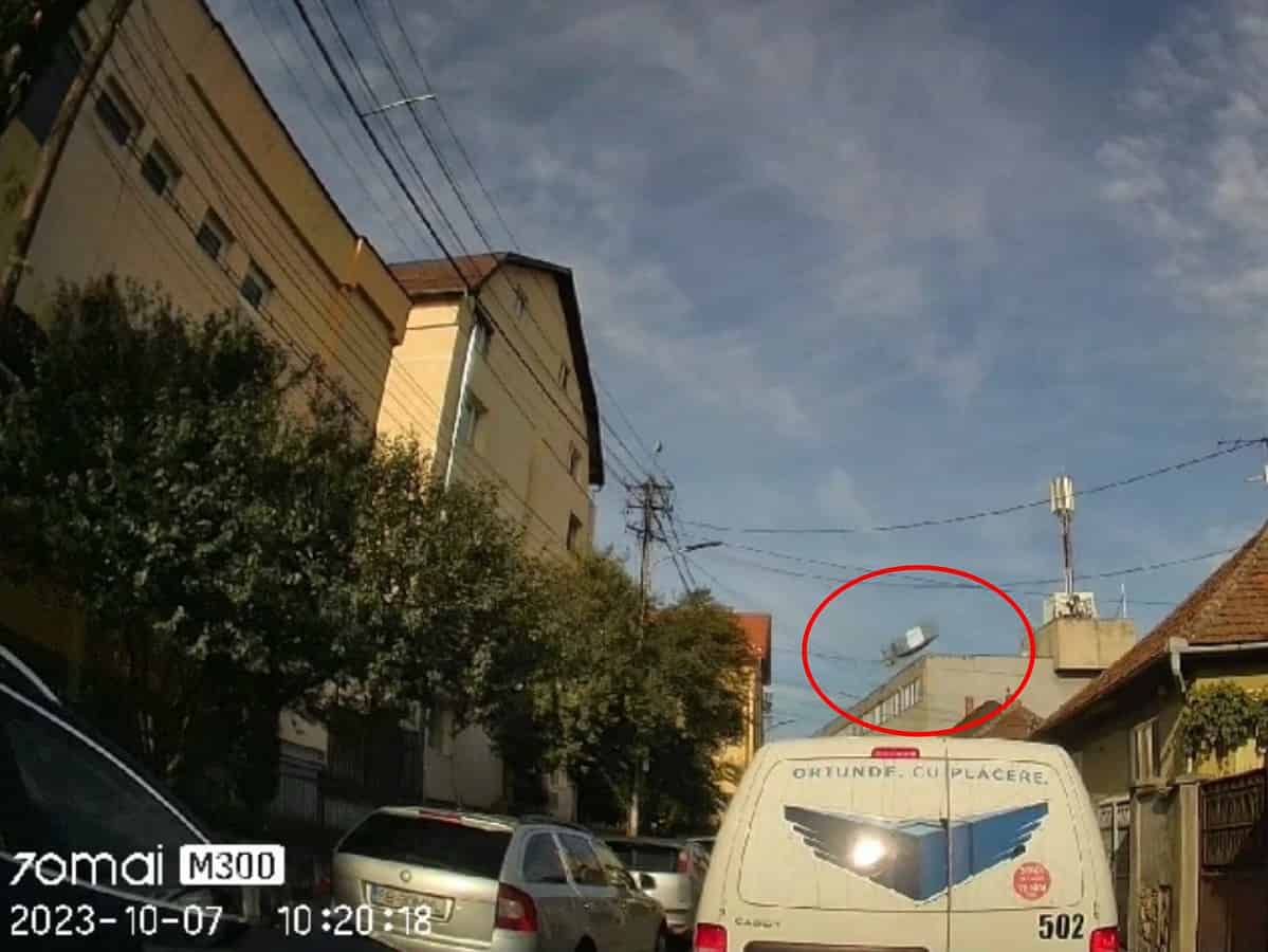 Metodă nouă de livrare a coletelor la Fan Courier. Azvârlit „oriunde, cu plăcere” peste gardul unei case din Sibiu (video)