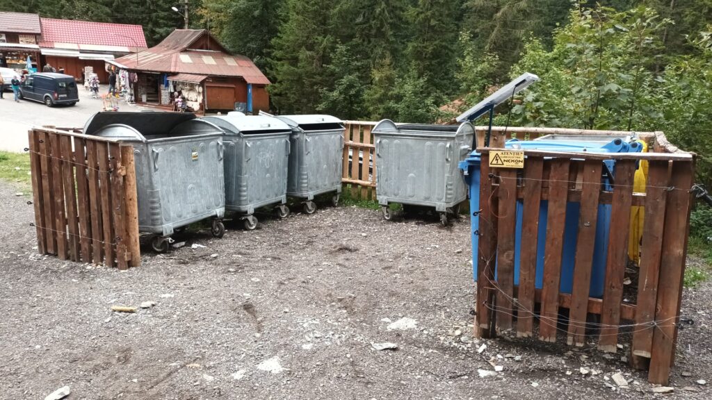 zeci de coșuri de gunoi și pubele, montate la bâlea lac, la sugestia celor de la mediu. „numărul acestora era insuficient” (foto)